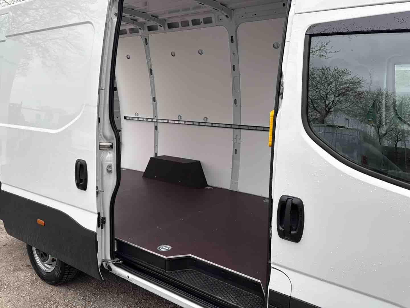 Fahrzeugabbildung Iveco E-Daily 35S14E V Kastenwagen 3520