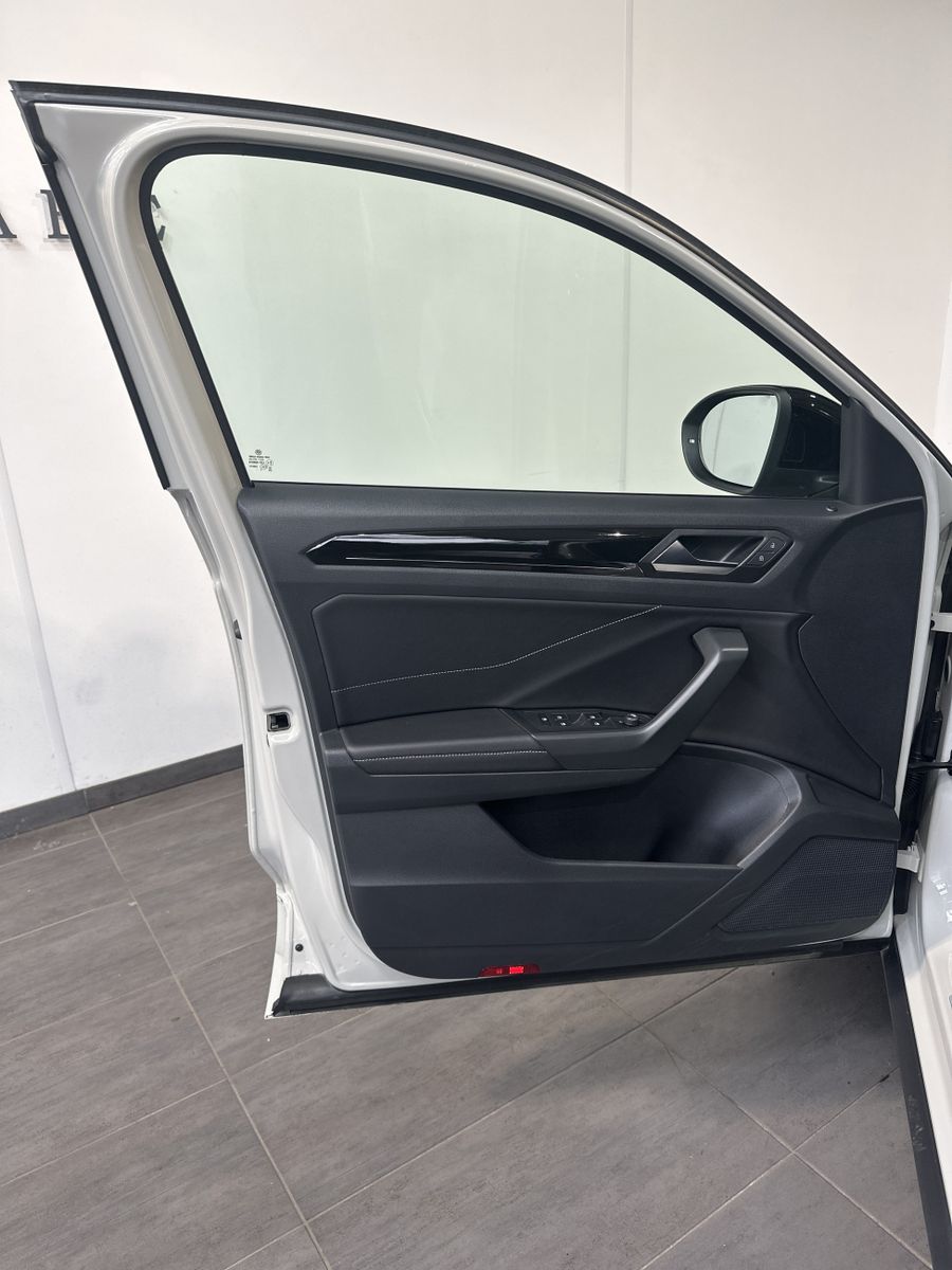 Fahrzeugabbildung Volkswagen T-Roc 2.0 TDI DSG R-Line NAV+MATRIX+PANO+ACC+SHZ