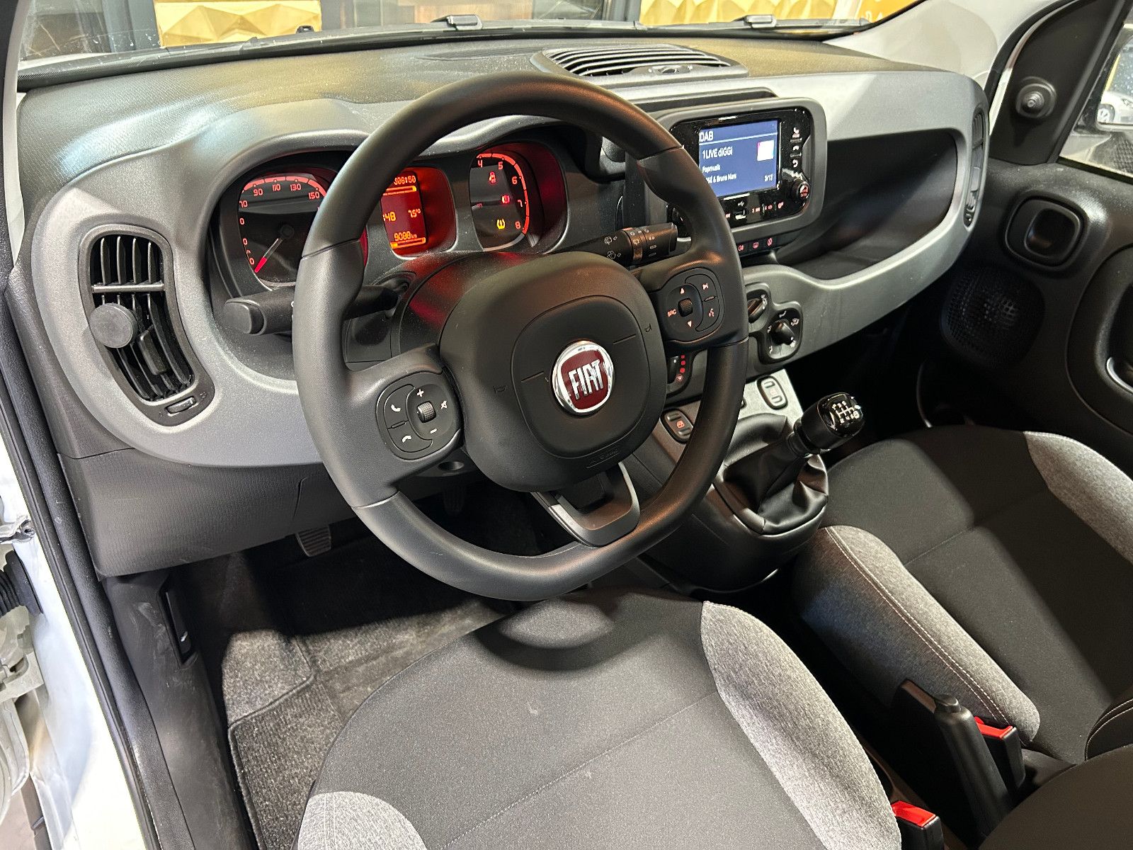 Fahrzeugabbildung Fiat Panda Base/KLIMA/4-TÜRER/DAB/ALLWETTER