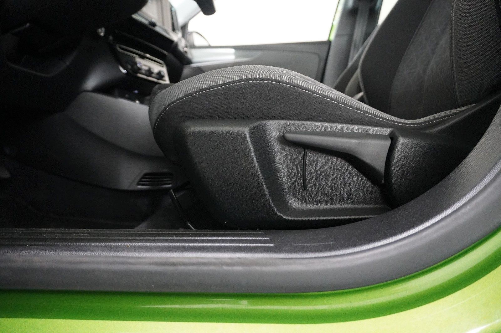 Fahrzeugabbildung Opel Mokka-e EDITION 3-PHASIG NAVI/LED/KAMERA/SH/DAB+