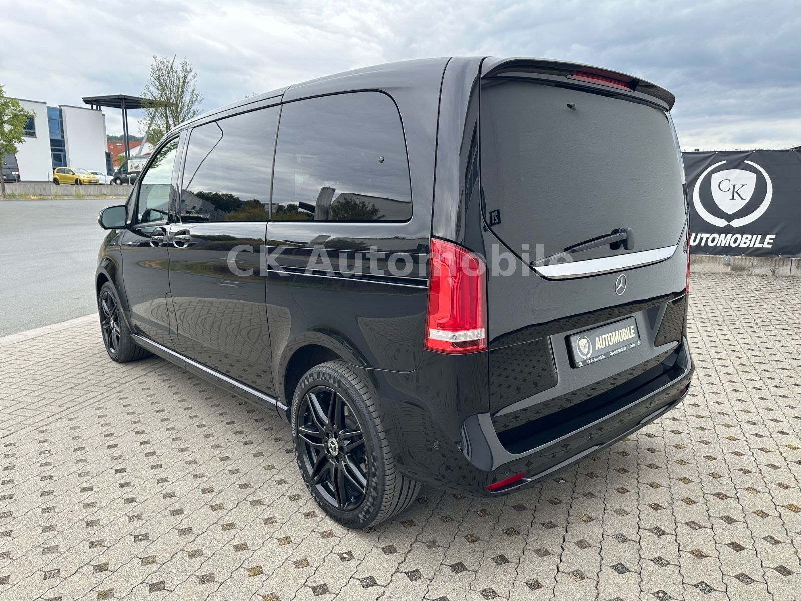 Fahrzeugabbildung Mercedes-Benz V 250d Edition 4MATIC Kompakt AMG-Line / 6 Sitze