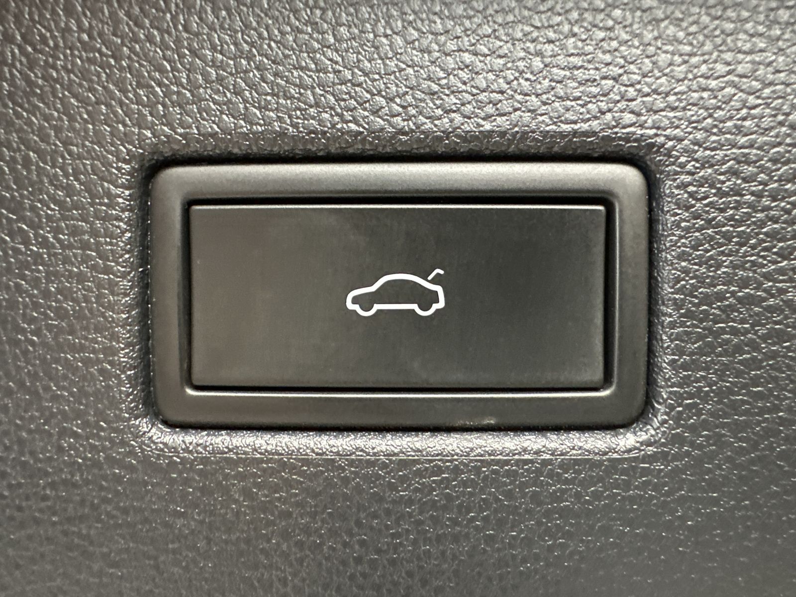 Fahrzeugabbildung Volkswagen Tiguan 2.0 TDI DSG 4M Elegance NAV+LED+ACC+PANO