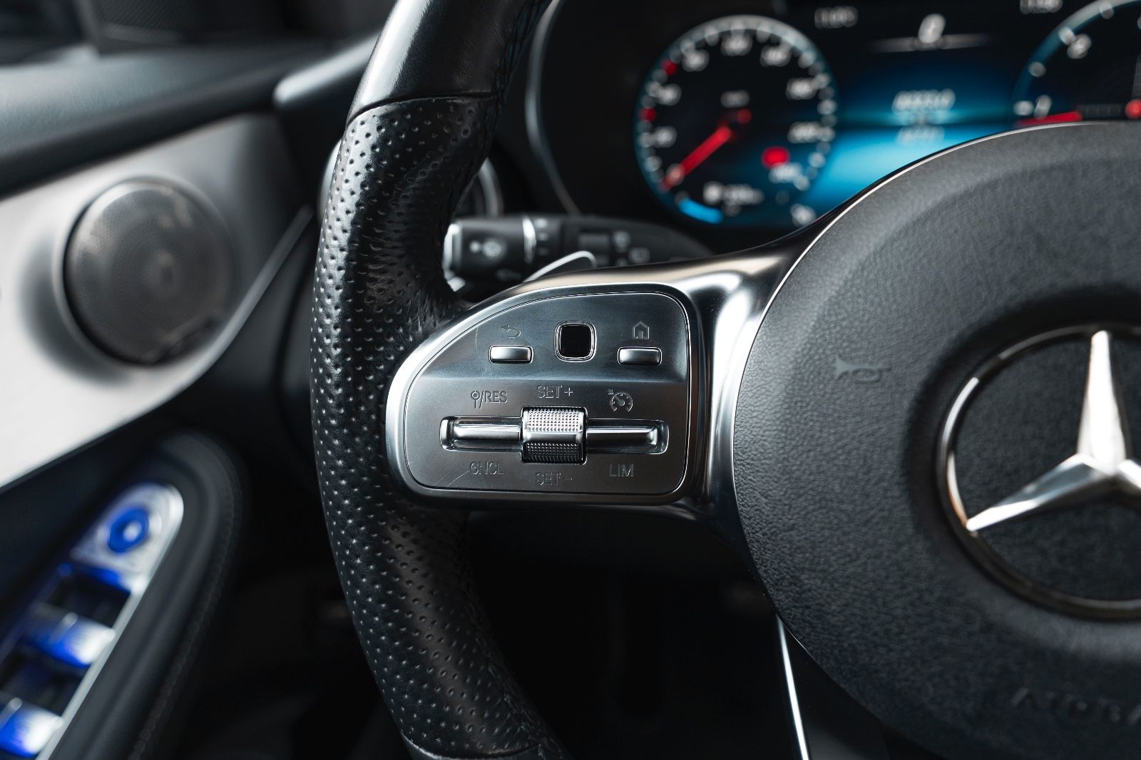 Fahrzeugabbildung Mercedes-Benz GLC 300d 4Matic AMG-LINE LED KAM NAV