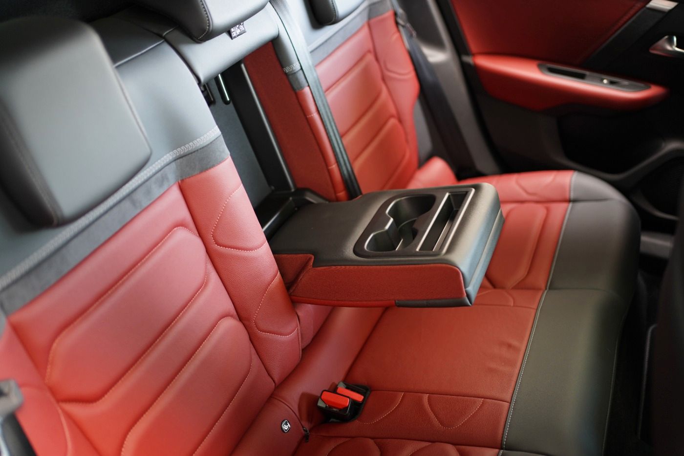 Fahrzeugabbildung Citroën C4 PureTech 155 EAT8 Shine Automatik Leder Navi