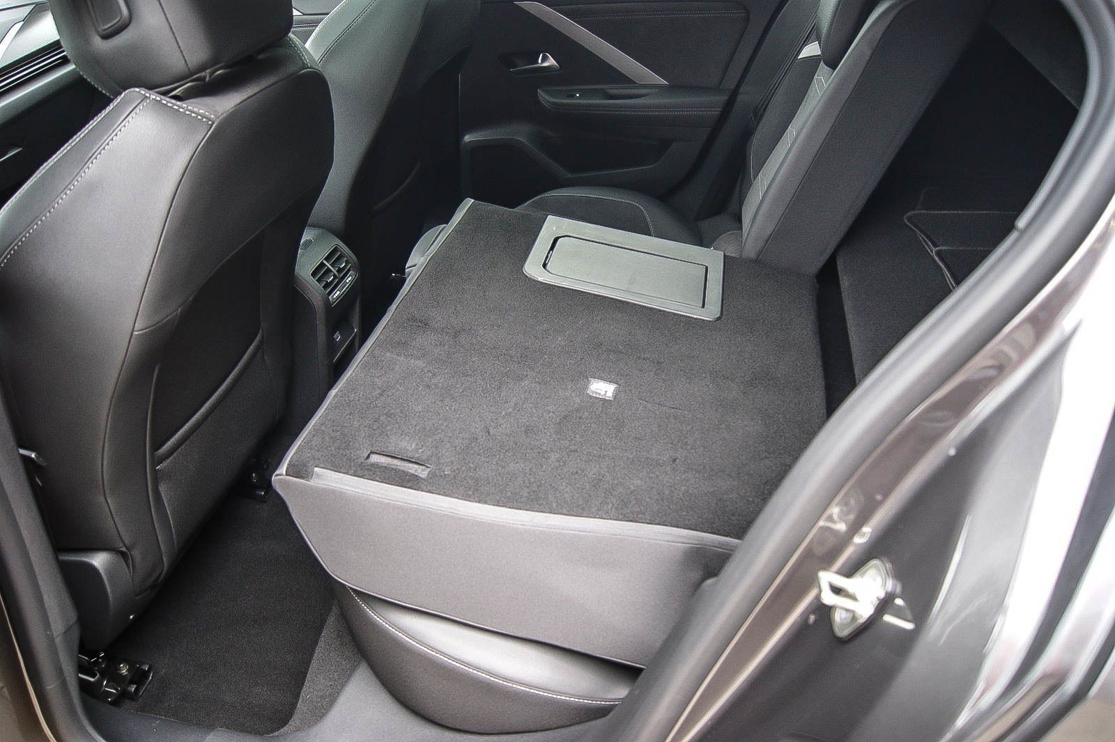 Fahrzeugabbildung Opel Astra L 1.5 Diesel ULTIMATE Aut HEADUP ANHZV LED