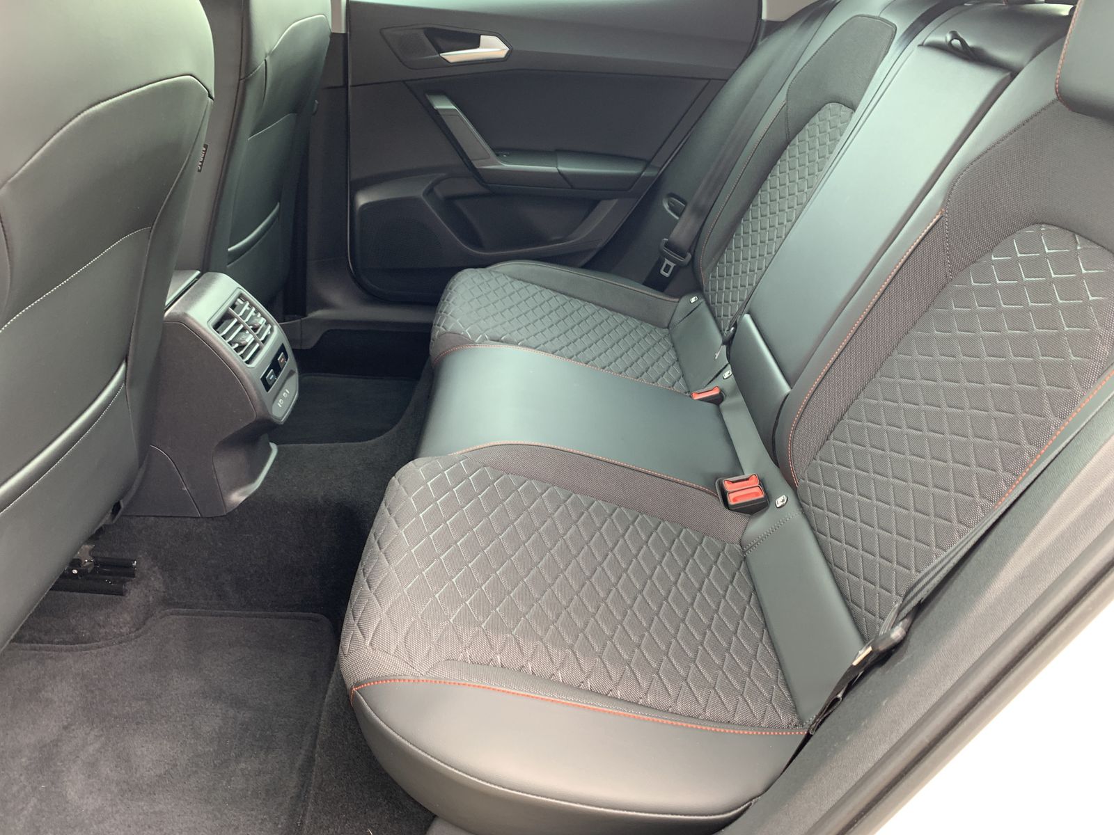 Fahrzeugabbildung SEAT Leon 1.5 TSI*FR-Line*LED*Navi*PDC*Spur*