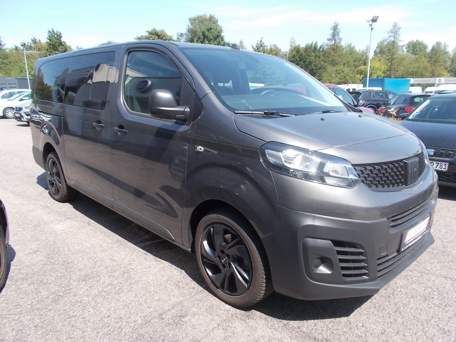 Fahrzeugabbildung Fiat Scudo Kombi L3 2.0 Mjet Automatik + 8 Sitze AHK