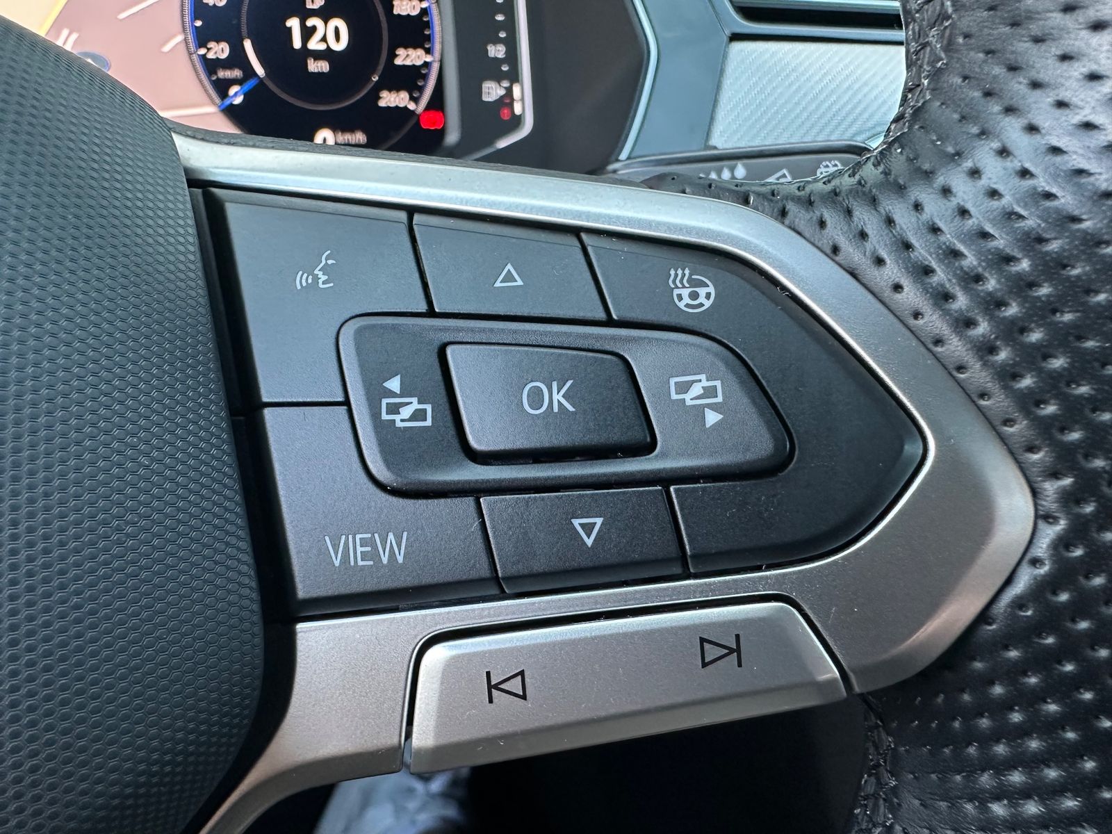 Fahrzeugabbildung Volkswagen Passat Variant 2.0 TDI DSG 4M R-Line NAV+LED+ACC
