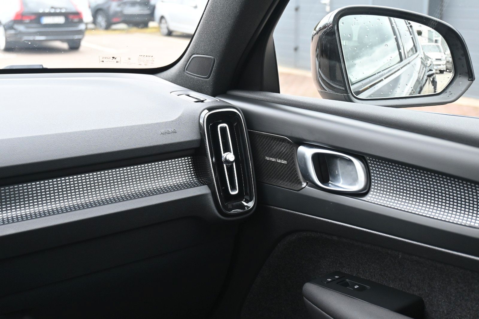 Fahrzeugabbildung Volvo XC40 B4 Ultimate Dark*PANO*STHZ*H&K*360*20"