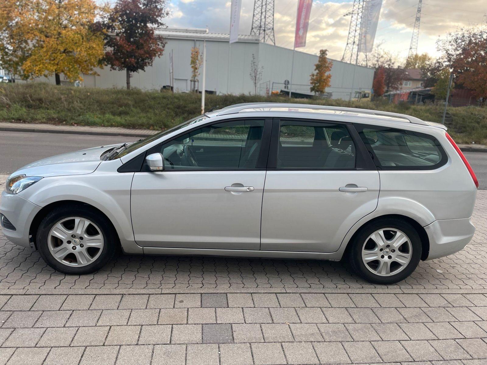 Ford Focus 2010 — interior