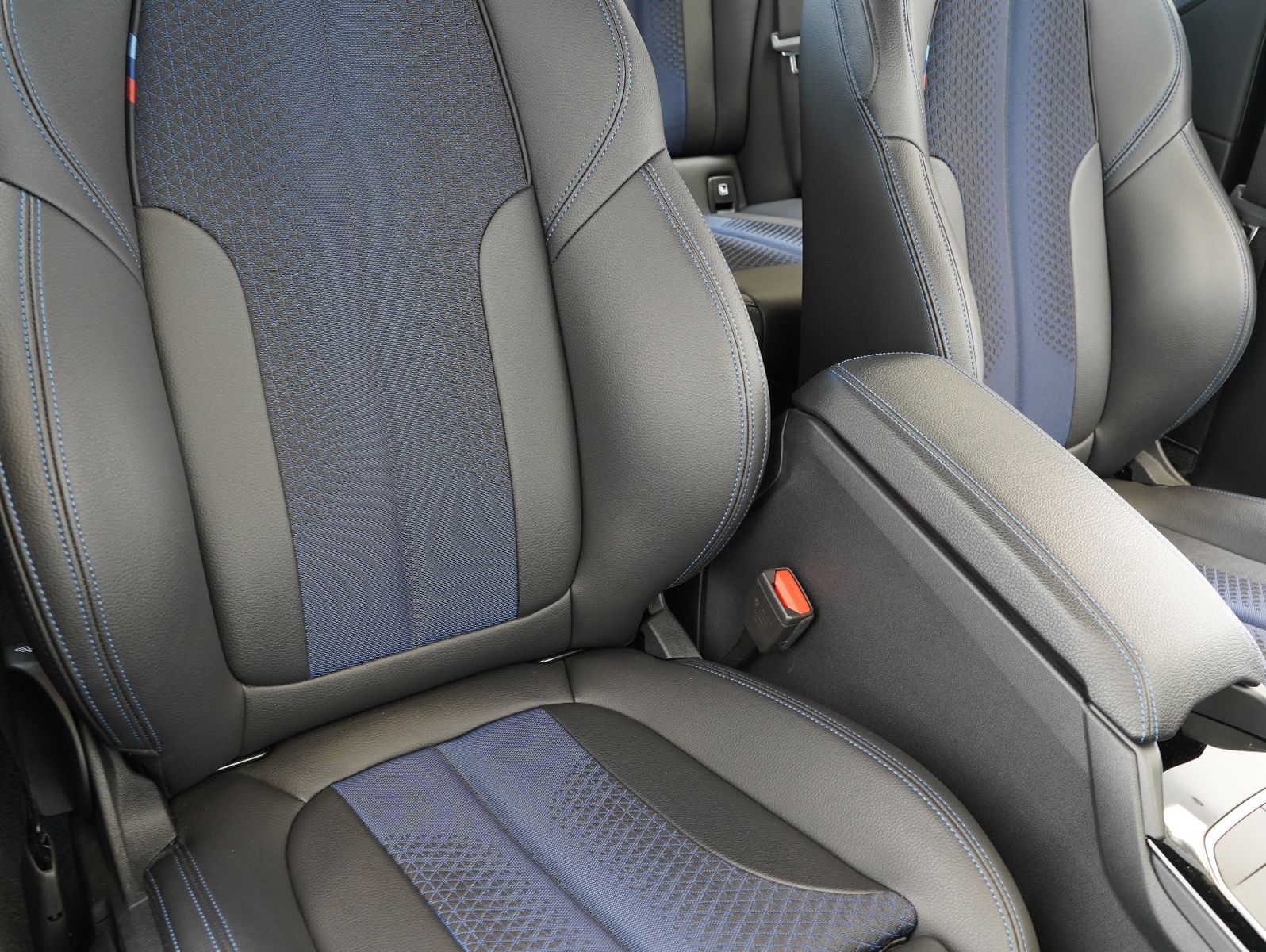 Fahrzeugabbildung BMW 120 i M SPORT SHADOW/HIFI/LIVE-COCKPIT/CARPLAY