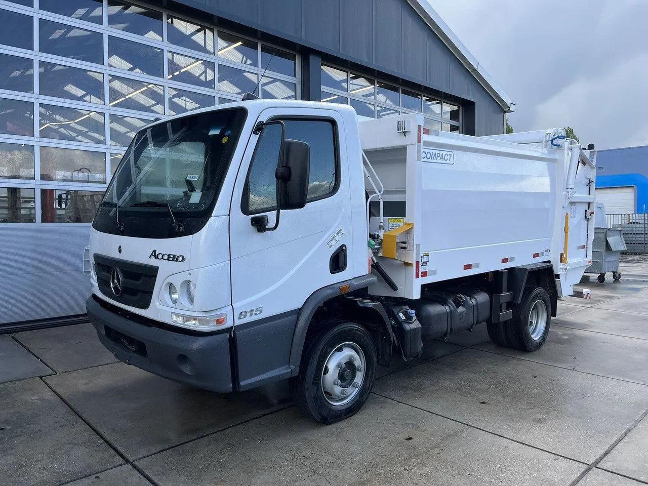 Mercedes-Benz Accelo 815 4x2 Garbage Compactor
