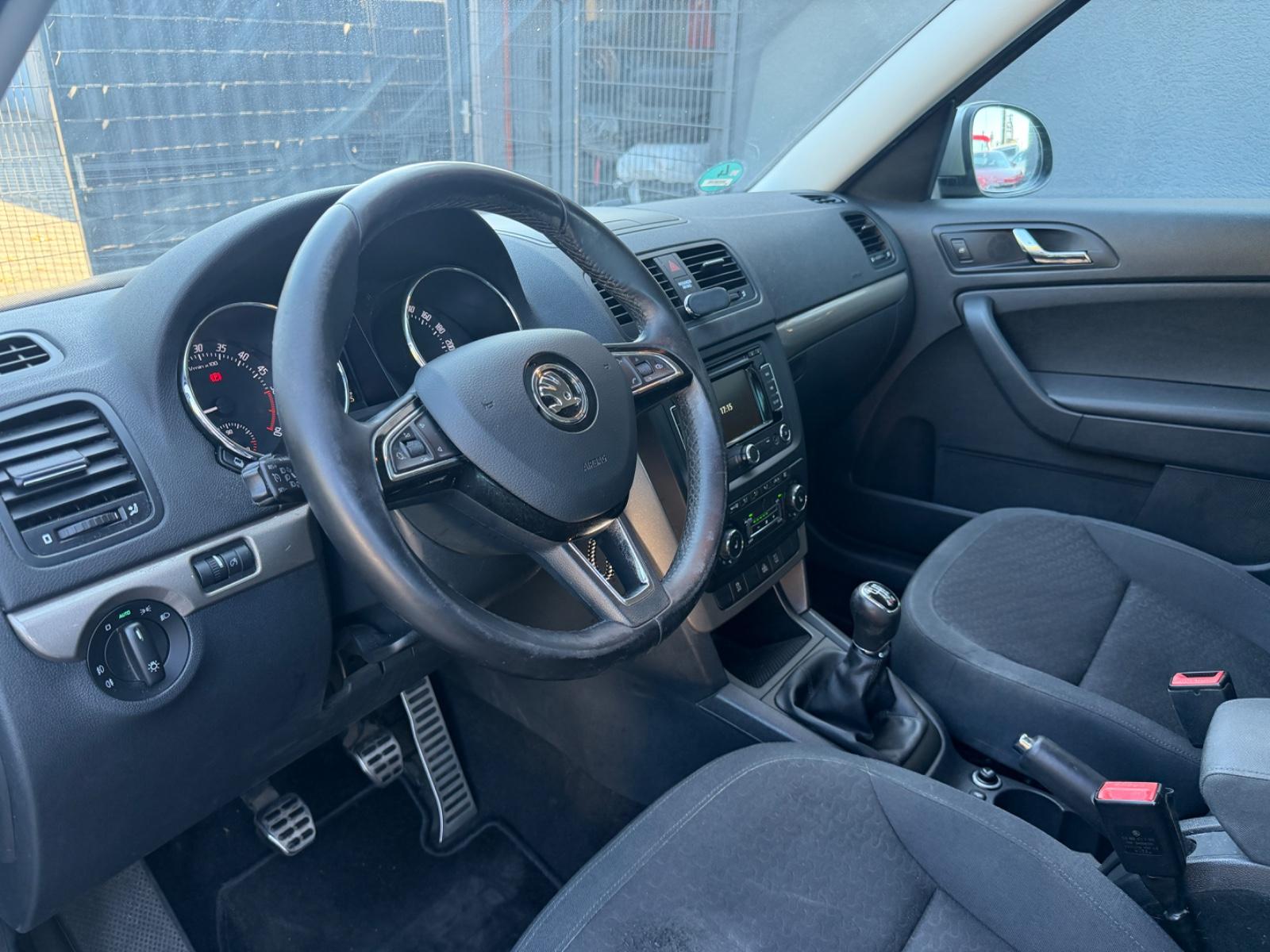 SKODA Yeti 2.0 TDI 140ch - ELEGANCE - 4X4 - GPS - ATTELAGE - BVM - VOLANT EN CUIR