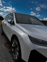BMW iX xDrive40 AHK, Autobahnassistent, fast Voll - gebrauchte BMW iX aus dem Jahr 2024