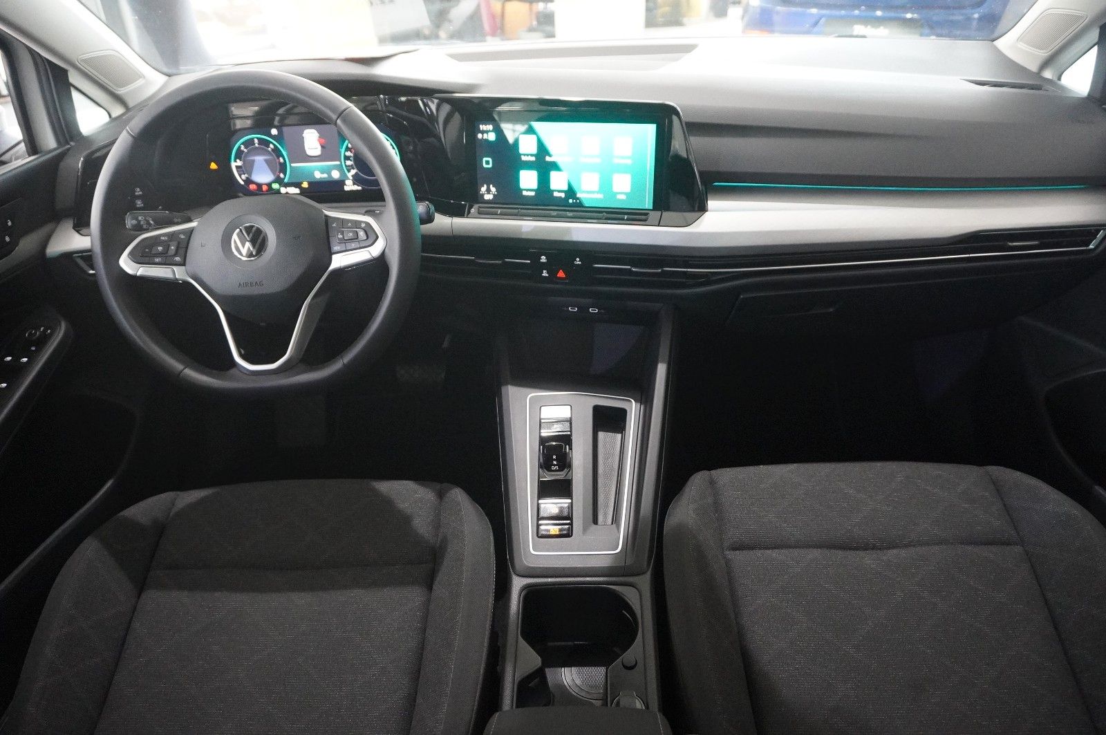Fahrzeugabbildung Volkswagen Golf VIII Lim. 2.0 TDI LIFE DSG NAVI/LED/VIRTU.