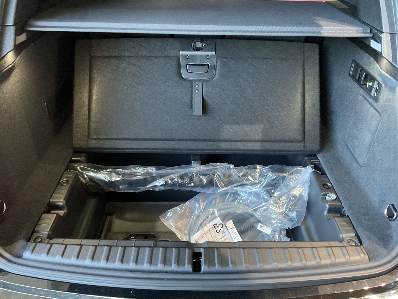 Fahrzeugeinzelansicht 15 Fahrzeugabbildung BMW iX xDrive60 AHK, Sitzbelüftung, Panorama Glasdac