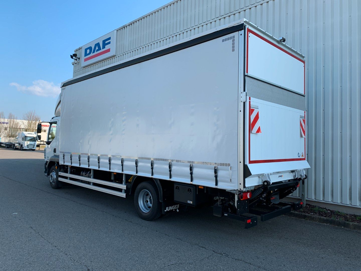 Fahrzeugabbildung DAF FA XB 290 16t Curtainsider