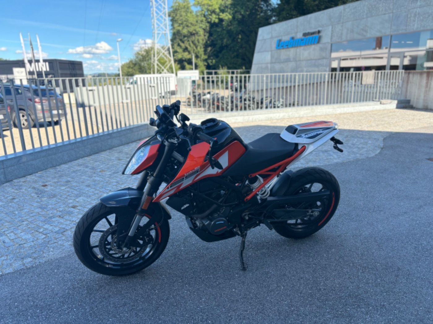 Fahrzeugabbildung KTM 125 Duke, Sportausp, Kurzer KZH, Lenkerendspiege