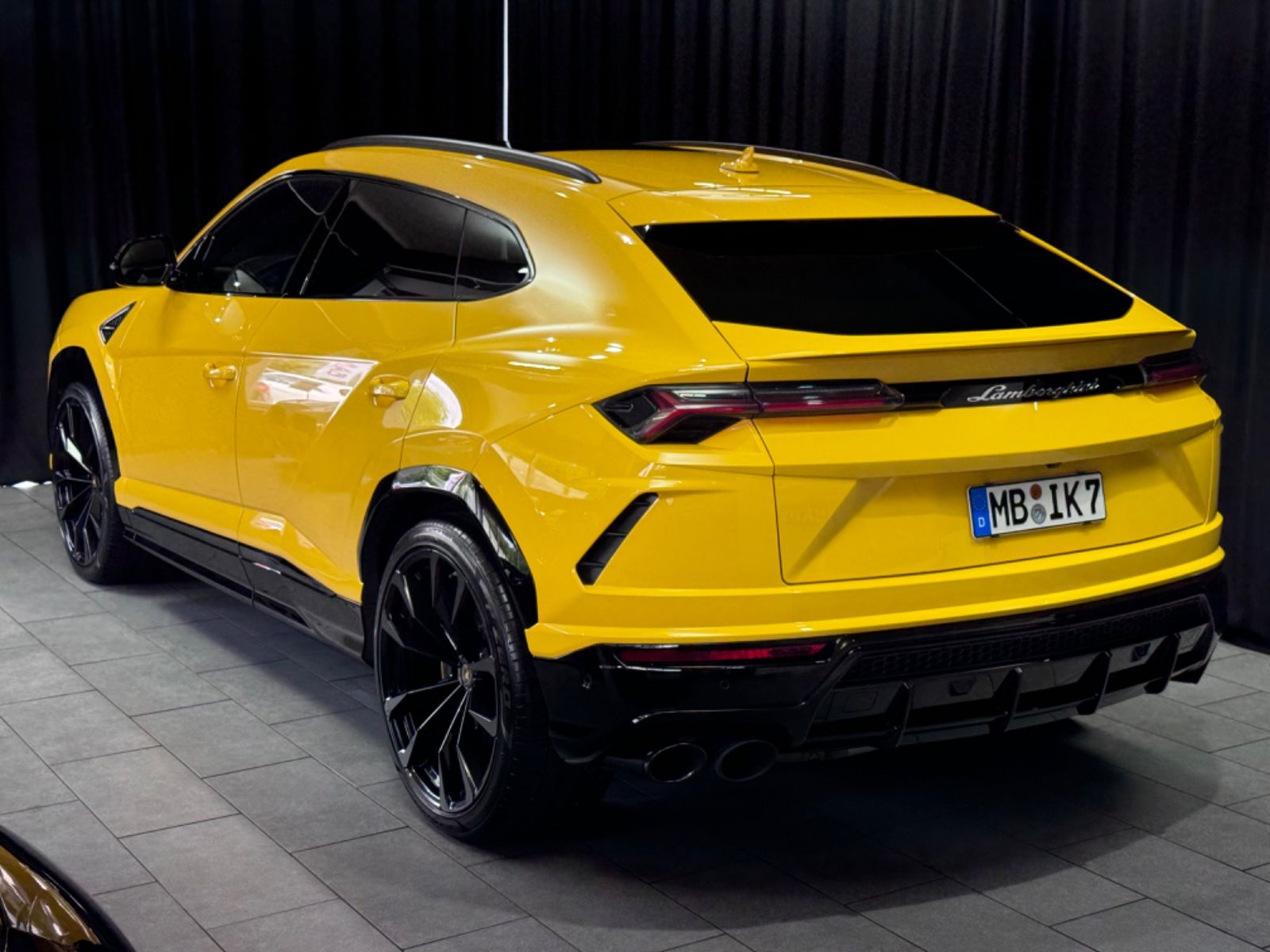 Fahrzeugabbildung Lamborghini URUS| MASSAGE | PANO |LUFT|B/O|NIGHT|23ZOLL|ADAS