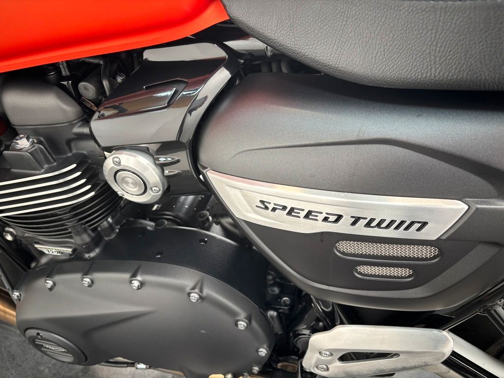 Fahrzeugabbildung Triumph SPEED TWIN 1200 *ZUBEHÖR *1. HAND *BAJA ORANGE