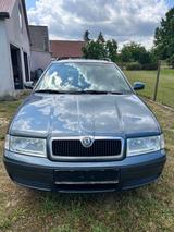 Skoda Octavia Combi 1.6 - - Skoda Octavia aus 2004: Kombi
