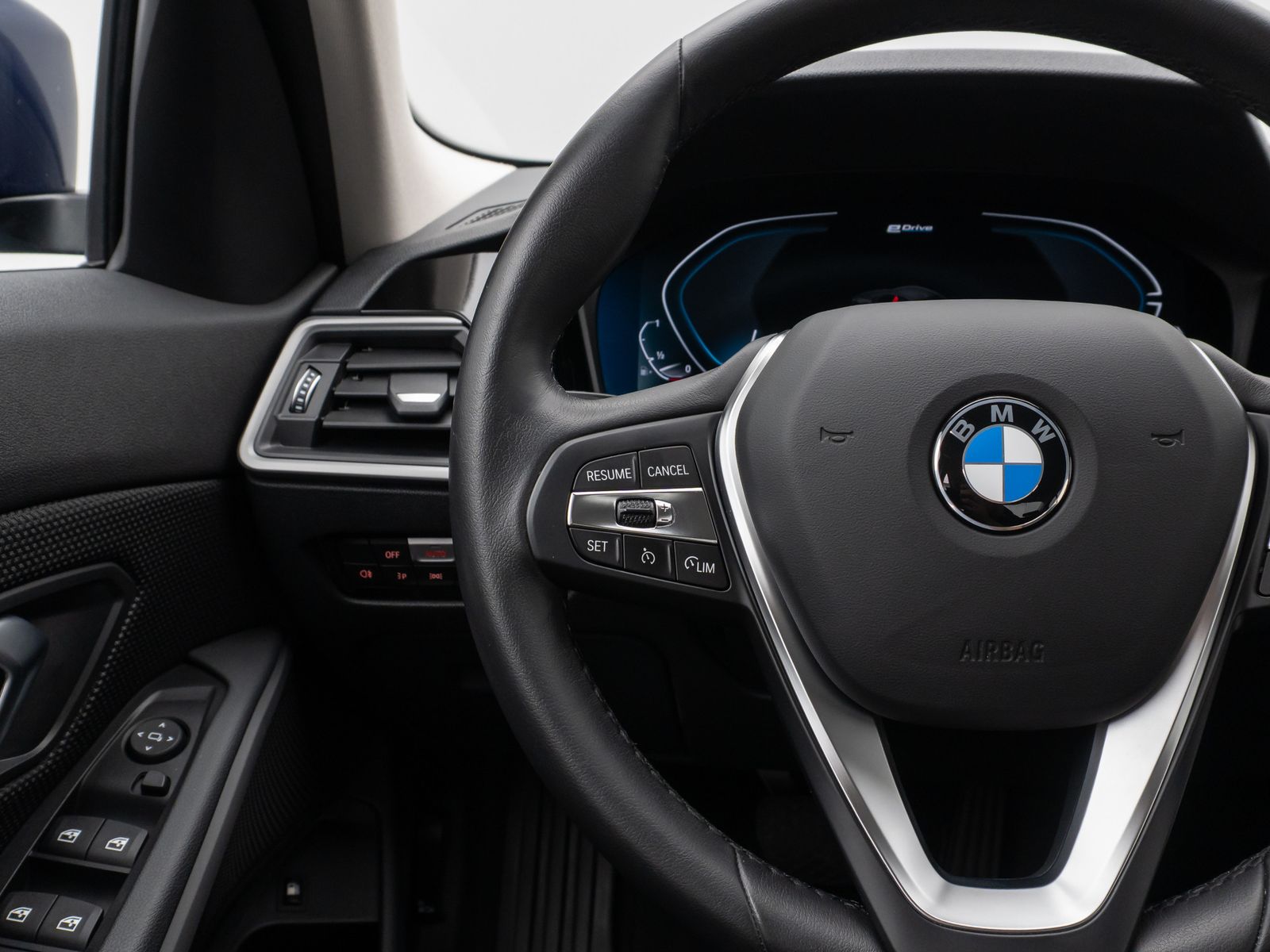 Fahrzeugabbildung BMW 330e CockPitPr Navi PDC Alarm Geschwindigkeitsre