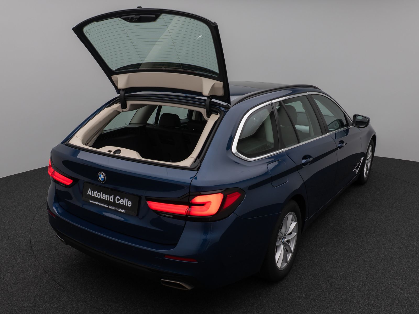 Fahrzeugabbildung BMW 530d Panorama Kamera HUD DAB Alarm AHK Sport