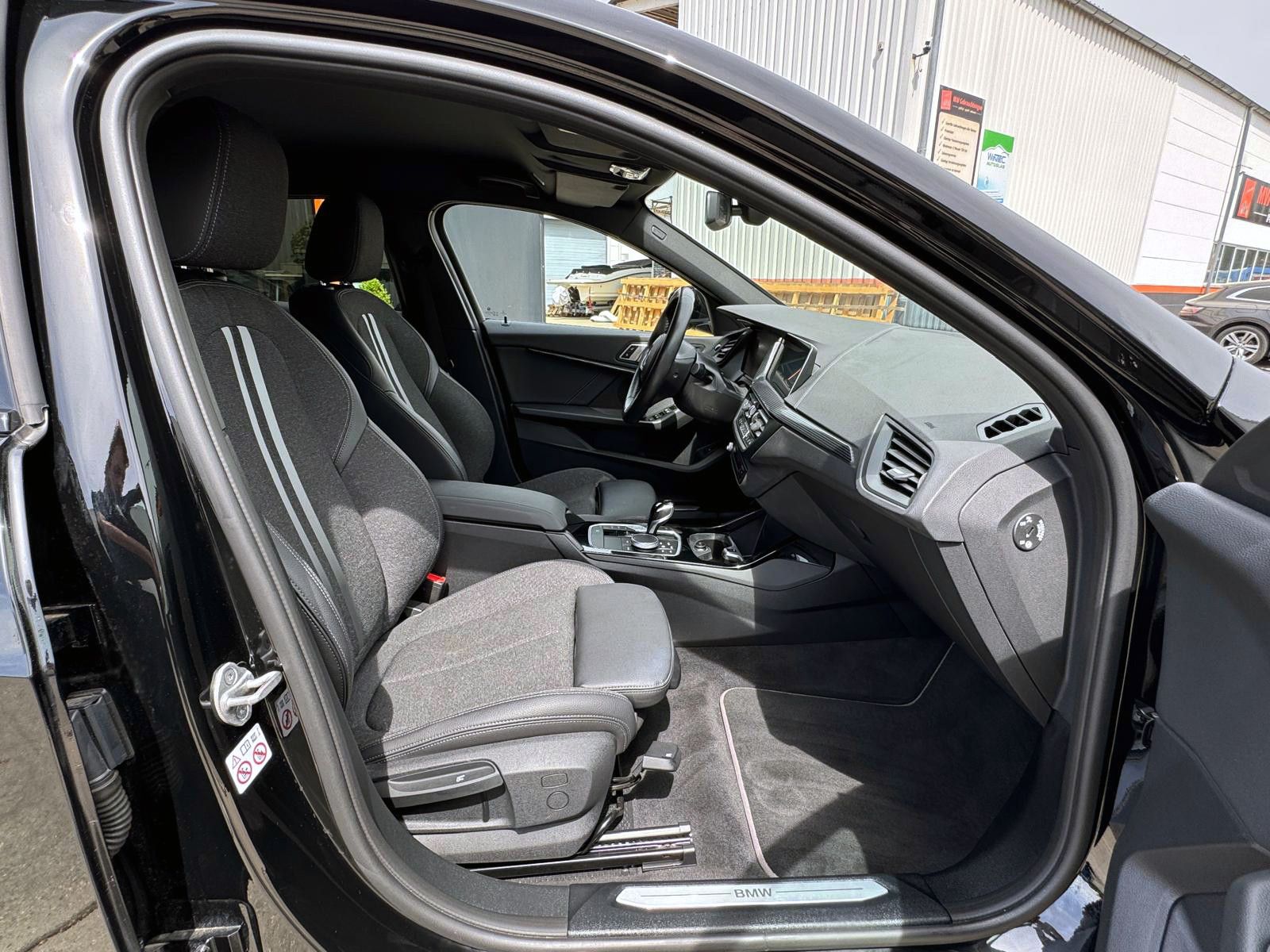 Fahrzeugabbildung BMW 118i Steptr. Sport-Line LED SHZ PDC CarPlay NAV