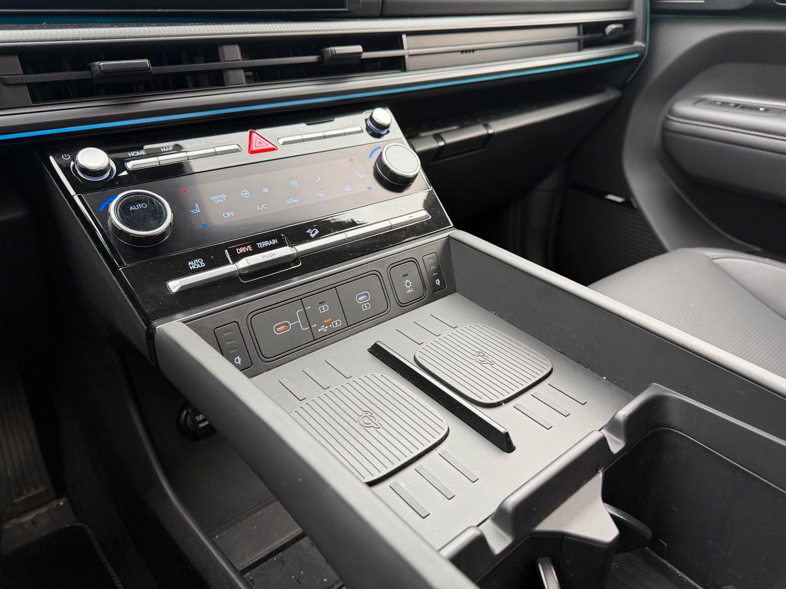 Fahrzeugabbildung Hyundai SANTA FE 1.6T-GDI HEV Blackline *Standhzg*AHK*