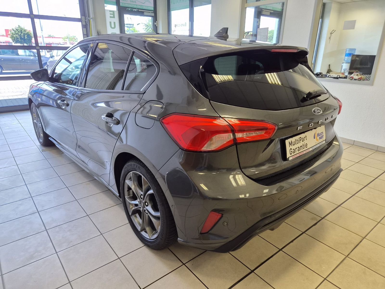 Fahrzeugabbildung Ford Focus Lim. ST-Line / NAVI / KAMERA /1. Hand
