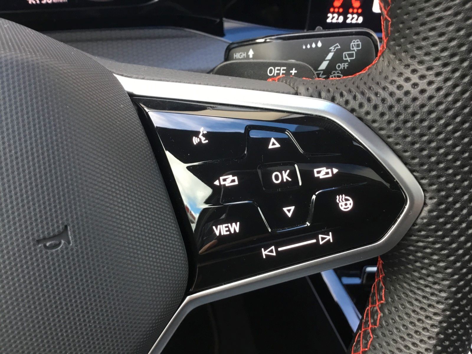 Fahrzeugabbildung Volkswagen Golf 2.0 TSI DSG GTI+Pano+18"+IQ Light