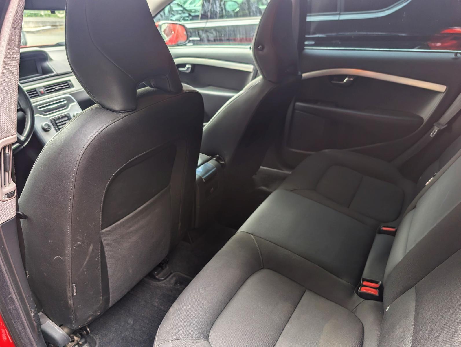 Volvo V70 2012 — photo 13