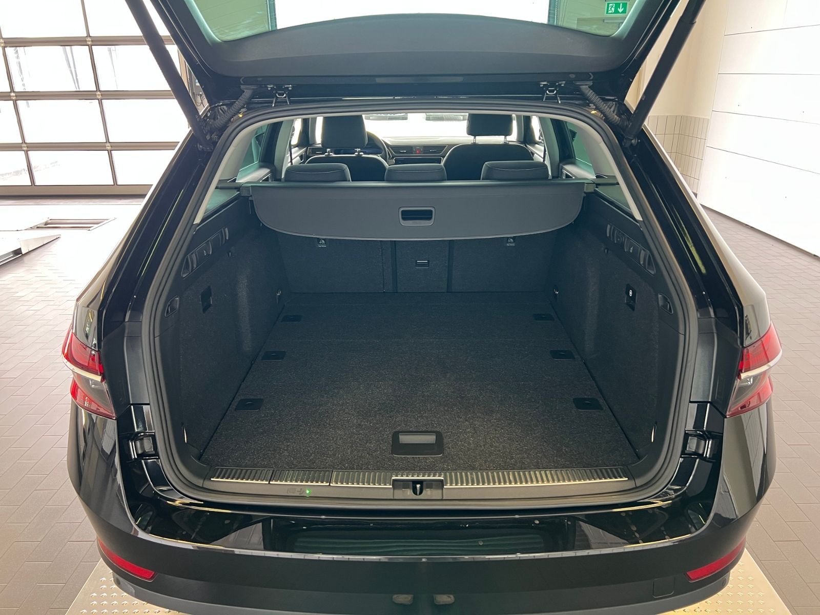 Fahrzeugabbildung SKODA Superb Combi Style 2.0 TDI DSG *AHK,LED,Pano,ACC