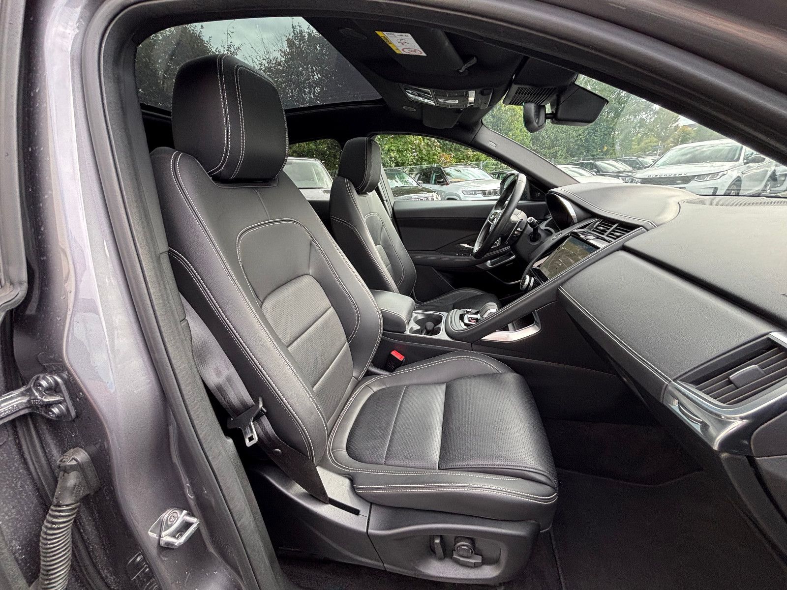 Fahrzeugabbildung Jaguar E-PACE R-Dynamic/AWD/PANORAMA/KAMERA/MERIDIAN