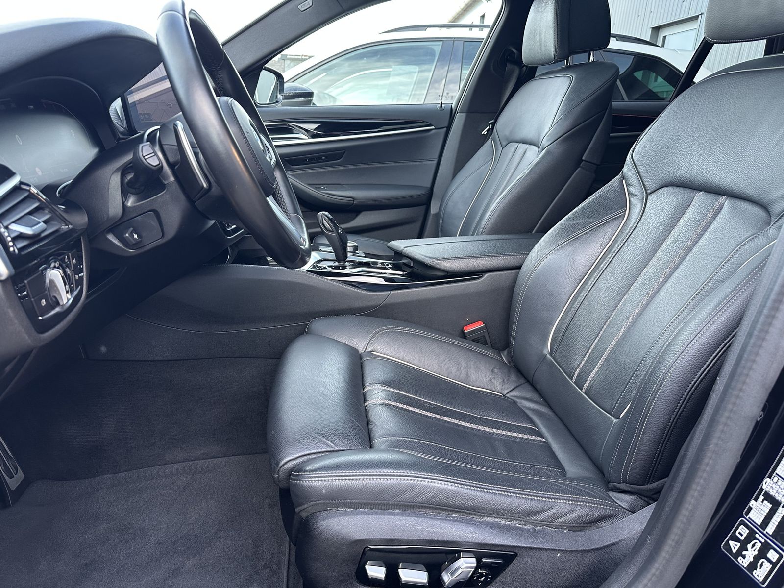 Fahrzeugabbildung BMW 530d Touring xDrive M-Sport NAV+LASER+AHK+PANORA