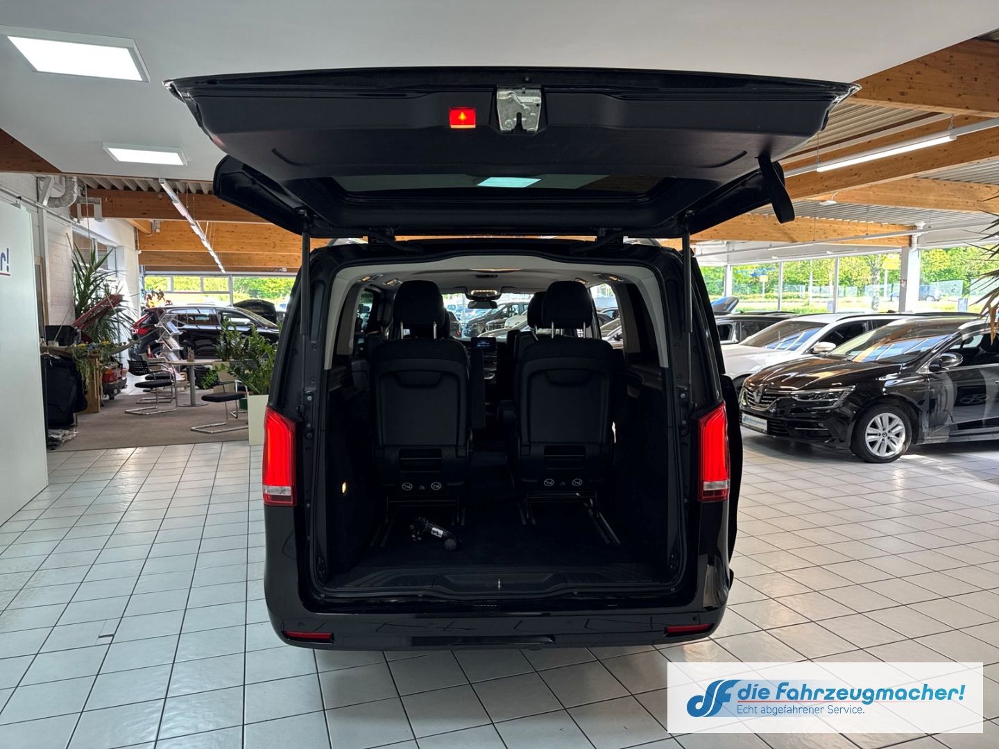 Fahrzeugabbildung Mercedes-Benz V 300 -Klasse  EDITION 2020 4MATIC lang AMG AHK-