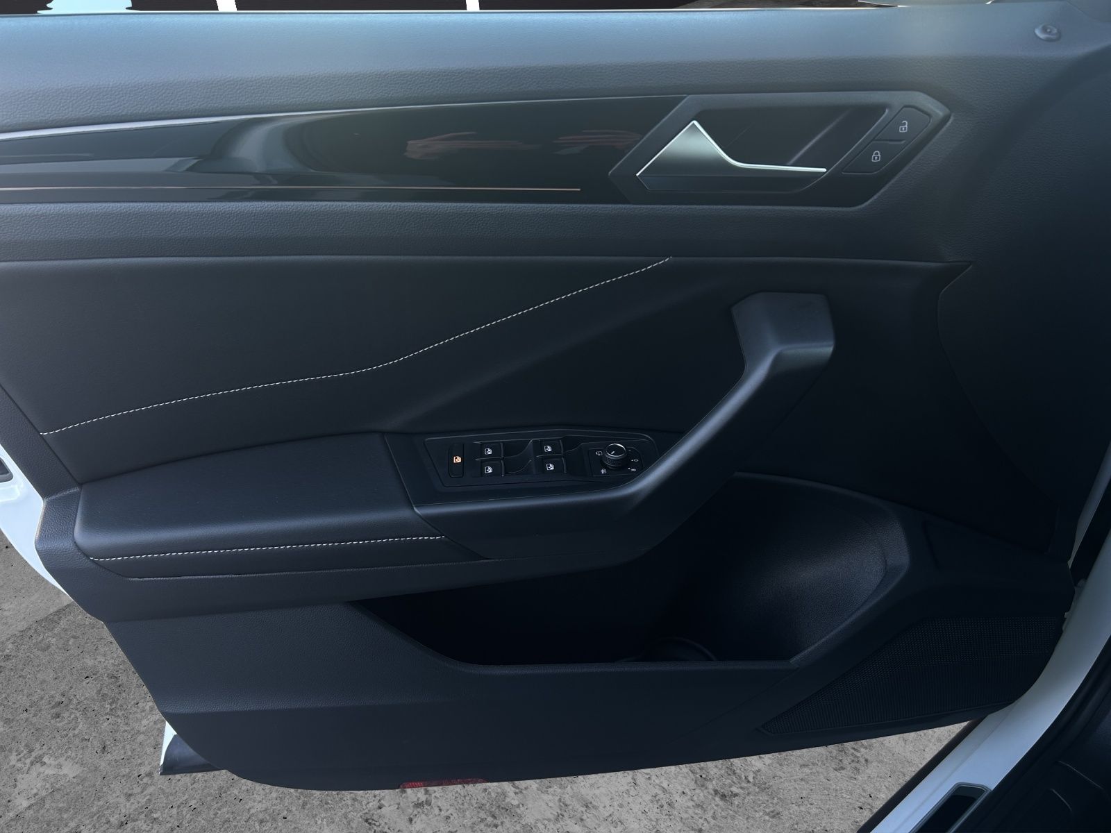 Fahrzeugabbildung Volkswagen T-Roc R-Line TSI IQ.Light ACC SH RearView AppCon