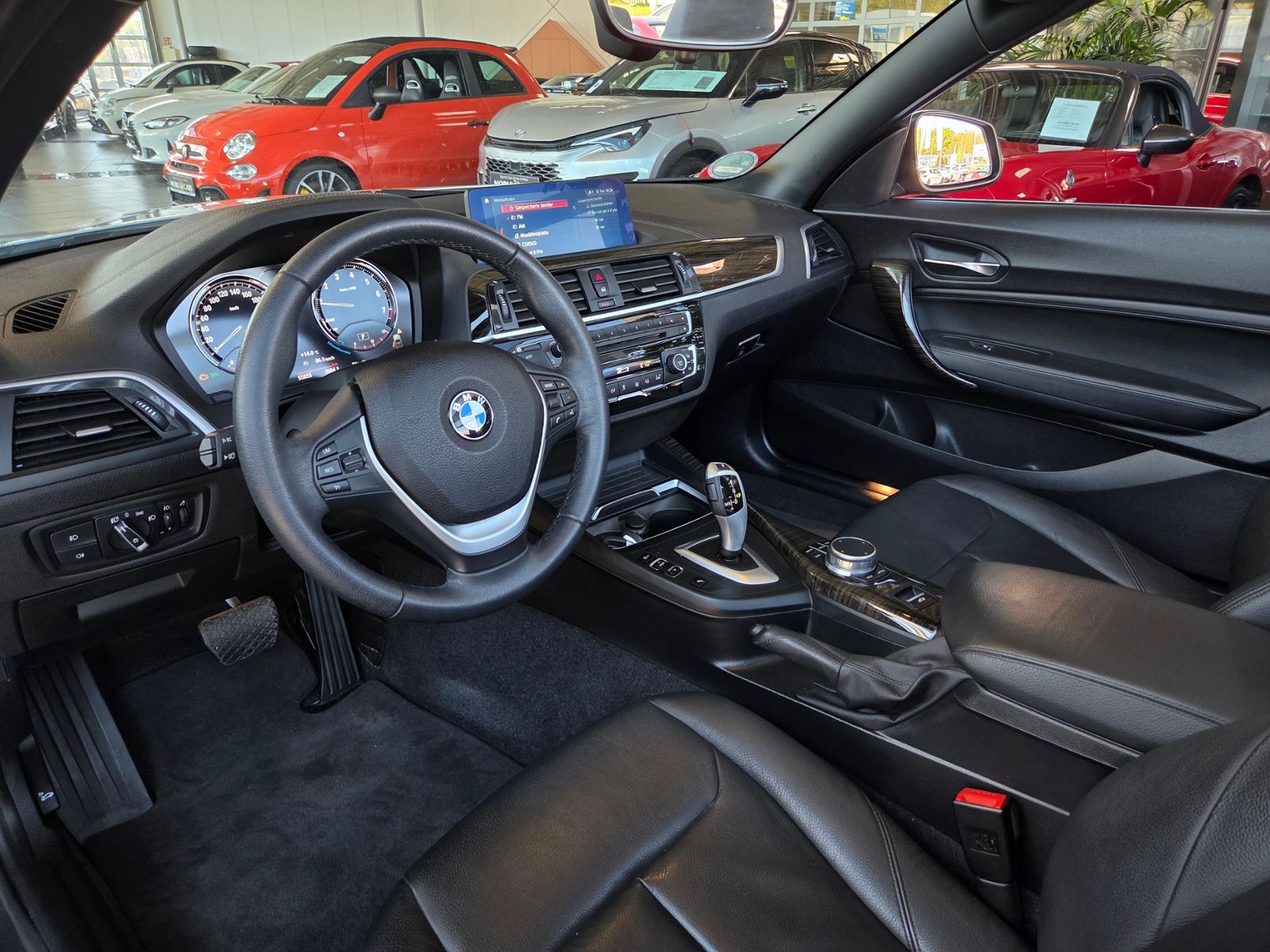 Fahrzeugabbildung BMW 220i Cabrio Luxury Line AHK LED NAV SHZ PDC ALU