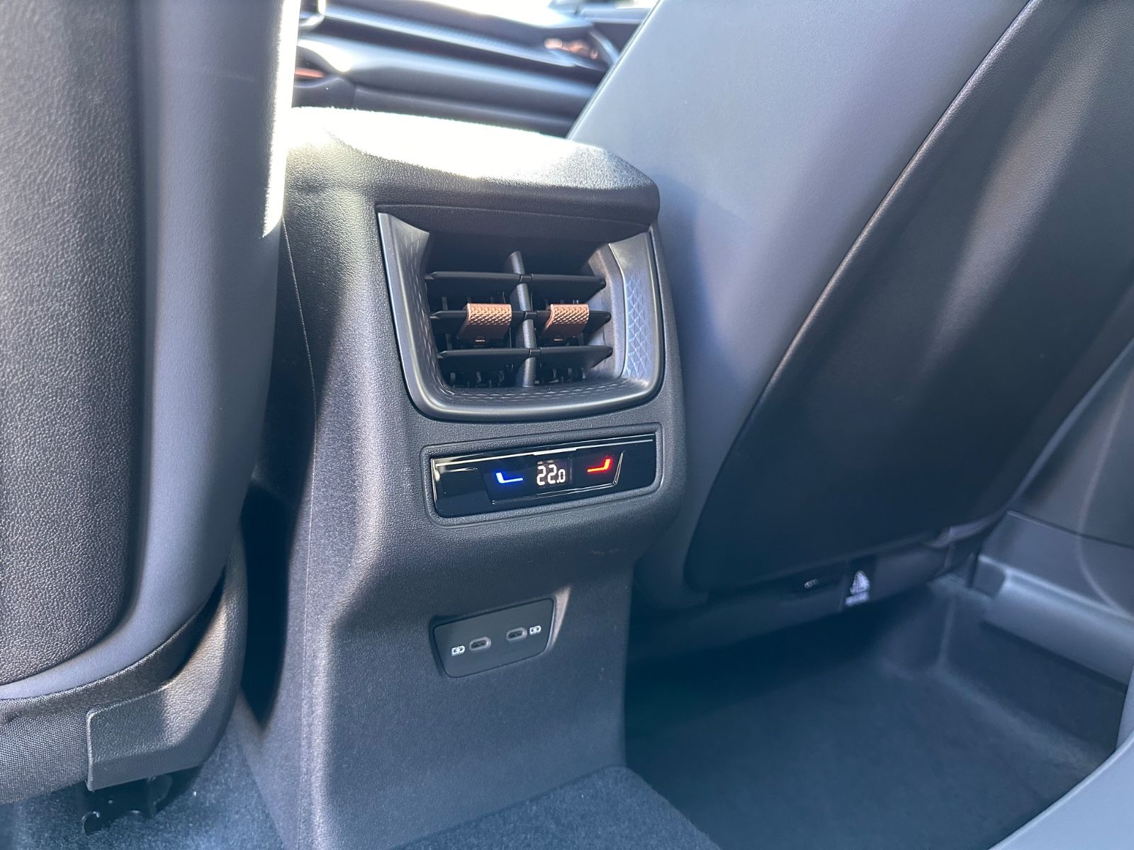 Fahrzeugabbildung CUPRA Terramar 1.5 eTSI DSG AHK/Navi/ACC/LED/SHZG/GJR