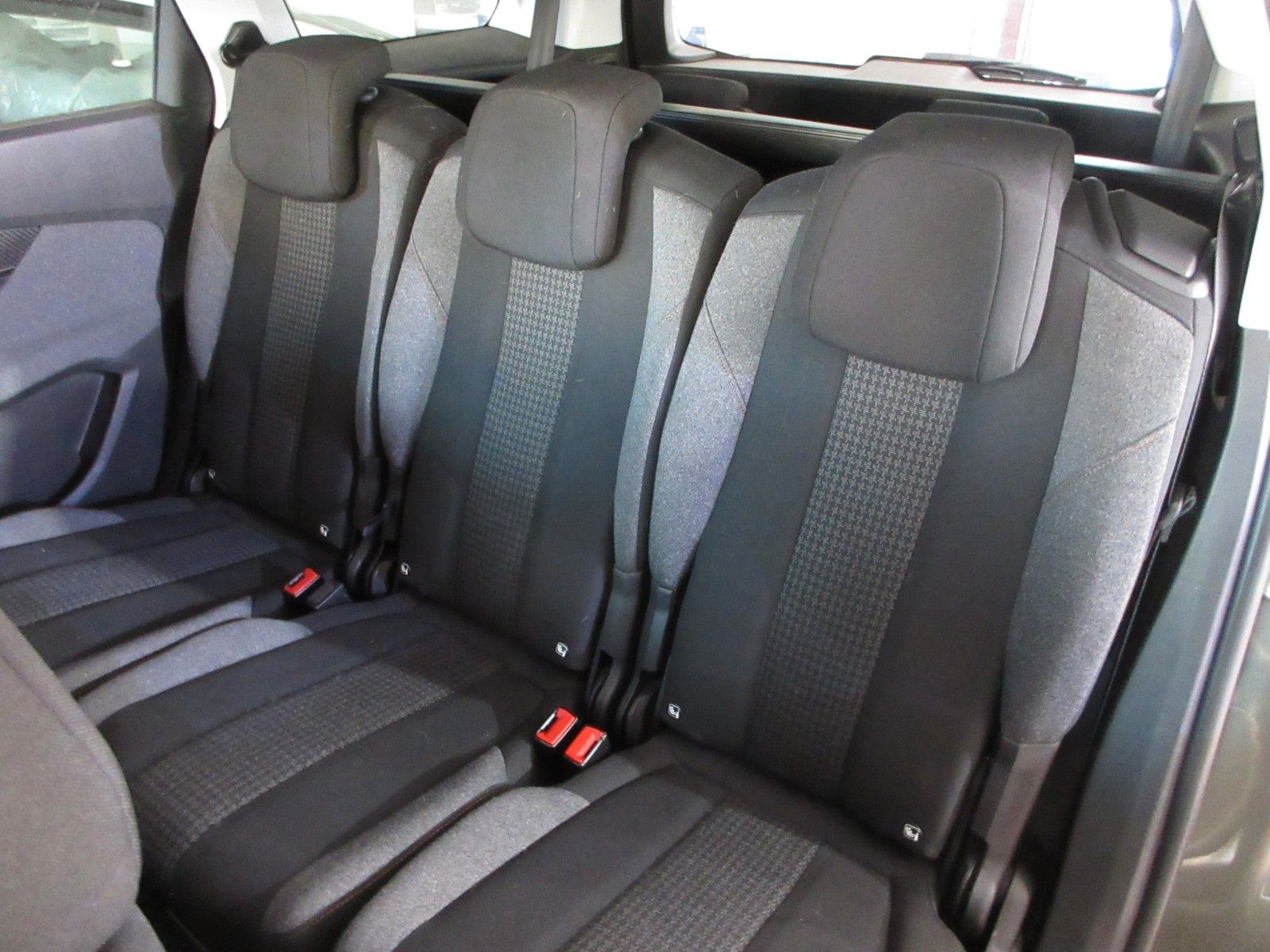 Fahrzeugabbildung Peugeot 5008 Active 1.2T LED/NAVI/PDC/TEMPOMAT