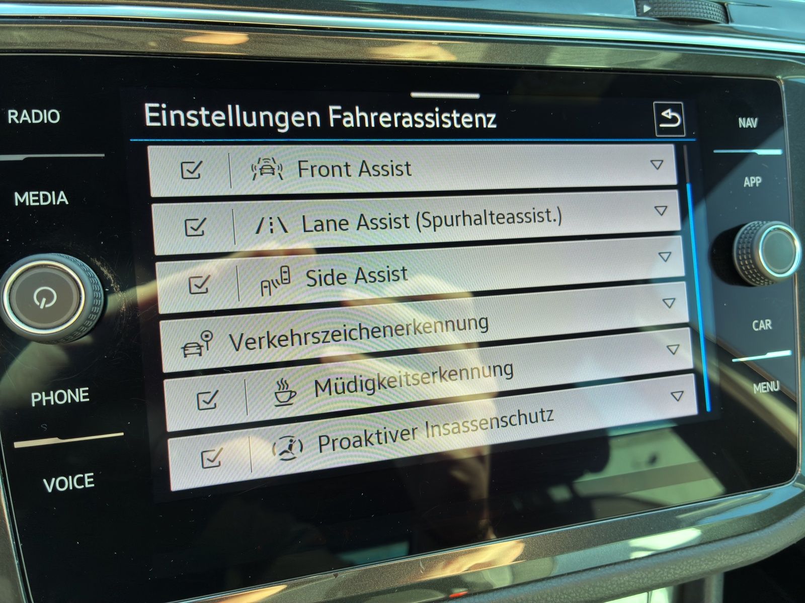 Fahrzeugabbildung Volkswagen Tiguan TDI R-Line DSG 4M Matrix Navi AID ACC RFK