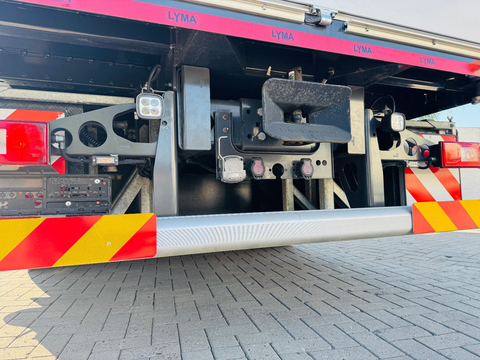 Fahrzeugabbildung Volvo FH 500 8x2 mit F710RA.2.27 L426 und V20 Winde