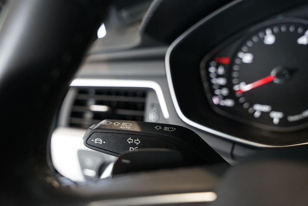 AUDI A4 Limousine 35 TDI S line | MMI Plus | AHK AUDI A4 Limousine 35 TDI S line | MMI Plus | AHK