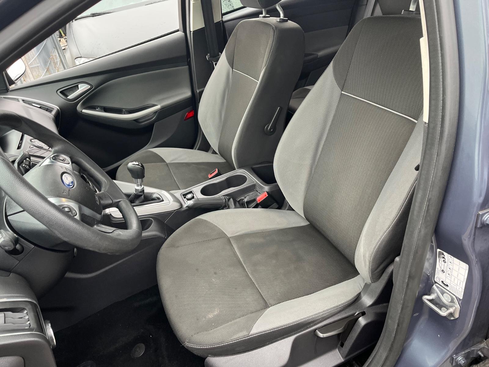 Ford Focus 2011 — photo 14