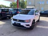 Volkswagen Tiguan DSG NAVI/PANO/360°KA/AHK/1.HAND/TOP-ZUSTA - Volkswagen Tiguan mit Benzin-Antrieb: Geländewagen, Automatik