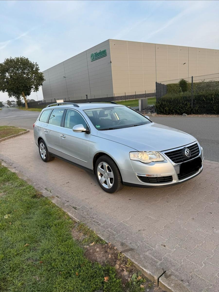 Volkswagen Passat 2006 — rear view