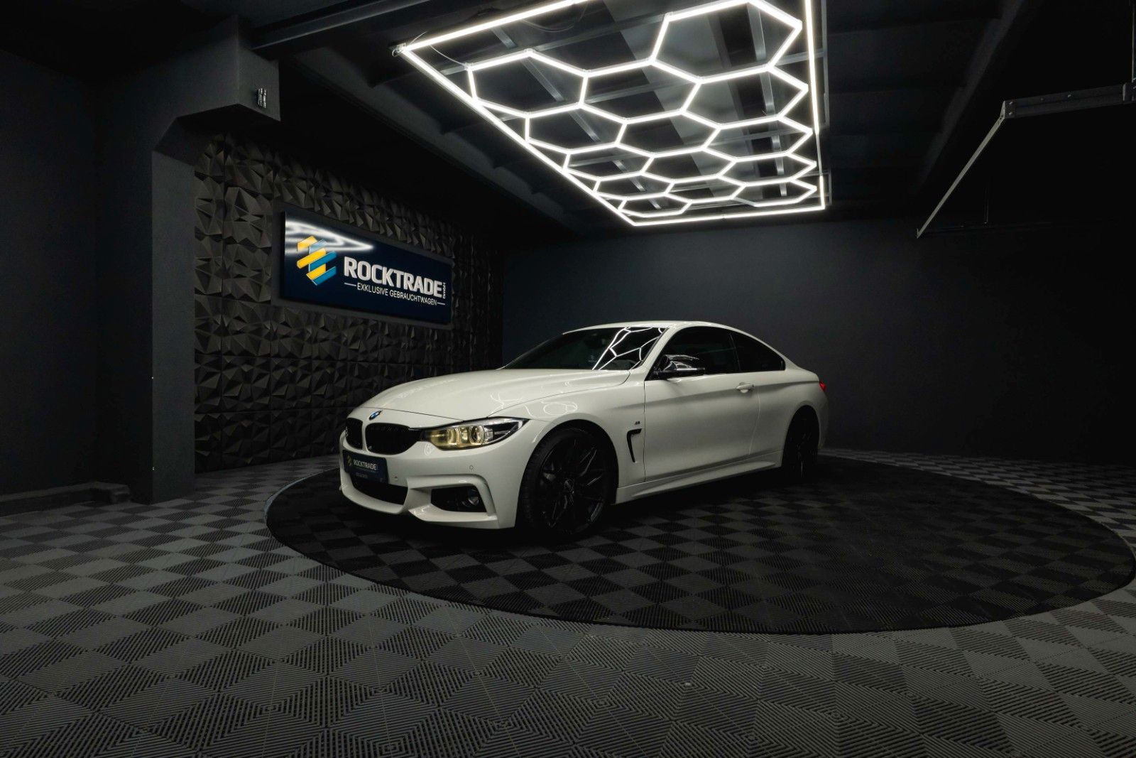 Fahrzeugabbildung BMW 420i M Sport Coupe Shadow Line Performance LCI