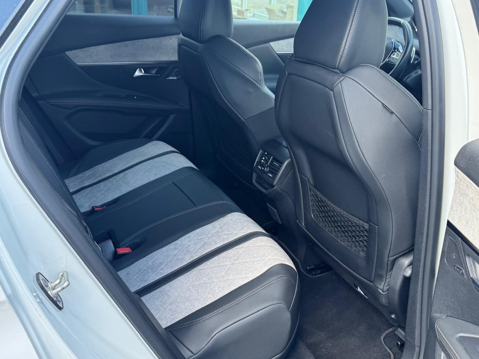 Fahrzeugabbildung Peugeot 3008 Hybrid4 300 GT LED+NAVI+KAM+SHZ+ACC+