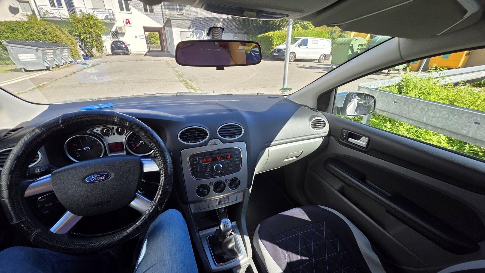 Ford Focus 2010 — photo 14