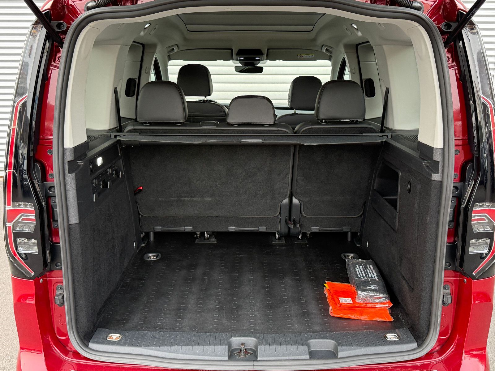 Fahrzeugabbildung Volkswagen Caddy Style TDI DSG ACC AHK Navi LED Pano Sthz